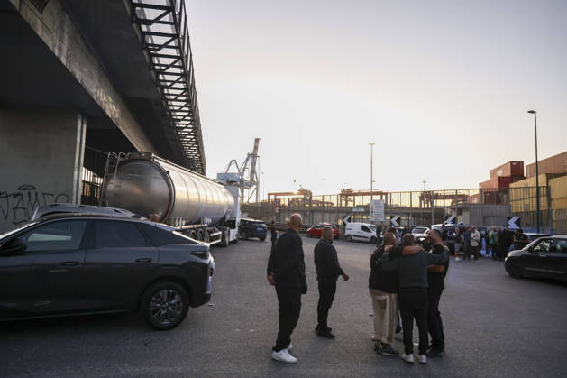 IPA89941319 - On October 19, 2026, in the Naples area of Italy, truck drivers blocked the access ramps to the Port of Naples on the A1 Naples–Milan highway (Autostrada del Sole) during a protest against rising fuel prices. Protests against rising fuel prices continue across Italy. Truck drivers and farmers are taking to the streets, struggling under the burden of sharp increases in diesel and gasoline prices. Spontaneous protests have spread from Calabria to Puglia and Campania, with highway blockades and closures of major roads. The unsustainable economic conditions have led to highway blockades in southern Italy, which are causing a significant slowdown in the distribution of goods, particularly food and fuel. Matteo Salvini has called fo  Copyright: xAntonioxBalasco LiveMediax xAntonioxBalasco LiveMediax IPA89941319