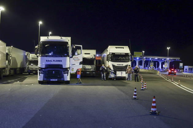 IPA89941322 - Truck drivers are blocking highway interchanges near Caserta Sud and Santa Maria Capua Vetere on the A1 Naples–Milan highway during a protest against rising diesel prices and increasing operating costs. The protest is part of a broader mobilization by truckers and farmers across southern Italy, including Campania, Puglia, Calabria, and Basilicata. Road blockades have disrupted transportation and the distribution of goods, with shortages of some products reported in supermarkets in the affected areas. Italian Deputy Prime Minister and Minister of Transport Matteo Salvini has called for the blockades to be eased, while the government faces growing pressure to address the sector’s rising costs.  Copyright: xAntonioxBalasco LiveMediax xAntonioxBalasco LiveMediax IPA89941322