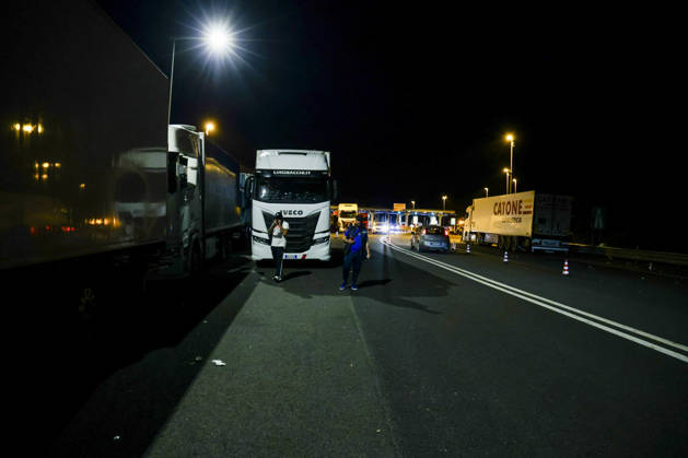 IPA89941330 - Truck drivers are blocking highway interchanges near Caserta Sud and Santa Maria Capua Vetere on the A1 Naples–Milan highway during a protest against rising diesel prices and increasing operating costs. The protest is part of a broader mobilization by truckers and farmers across southern Italy, including Campania, Puglia, Calabria, and Basilicata. Road blockades have disrupted transportation and the distribution of goods, with shortages of some products reported in supermarkets in the affected areas. Italian Deputy Prime Minister and Minister of Transport Matteo Salvini has called for the blockades to be eased, while the government faces growing pressure to address the sector’s rising costs.  Copyright: xAntonioxBalasco LiveMediax xAntonioxBalasco LiveMediax IPA89941330