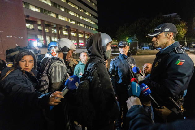 October 20, 2026, Porto, Portugal: Police officers speak with protesters during the clearance of the housing protest camp at Praca D. Joao I. The operation proceeded without major incidents or reports of violence. Porto Portugal - ZUMAs197 20261020_aaa_s197_033 Copyright: xDiogoxBaptistax