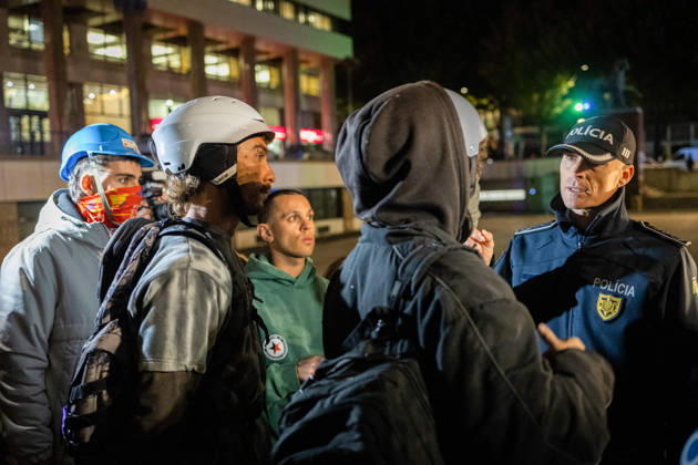 October 20, 2026, Porto, Portugal: Police officers speak with protesters during the clearance of the housing protest camp at Praca D. Joao I. The operation proceeded without major incidents or reports of violence. Porto Portugal  - ZUMAs197 20261020_aaa_s197_040 Copyright: xDiogoxBaptistax