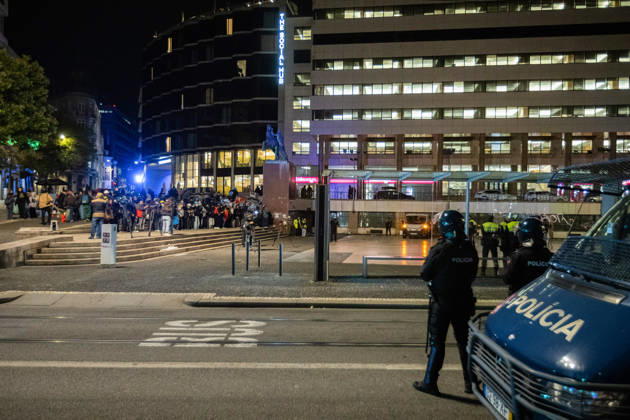 October 20, 2026, Porto, Portugal: Police vehicles and officers seen deployed near Praca D. Joao I during the operation to dismantle the housing protest camp. Porto Portugal - ZUMAs197 20261020_aaa_s197_038 Copyright: xDiogoxBaptistax