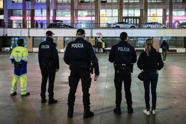 October 20, 2026, Porto, Portugal: Police officers seen inside Praca D. Joao I during an operation to clear the housing protest camp. The occupation ended after several days of demonstrations over housing rights. Porto Portugal  - ZUMAs197 20261020_aaa_s197_044 Copyright: xDiogoxBaptistax
