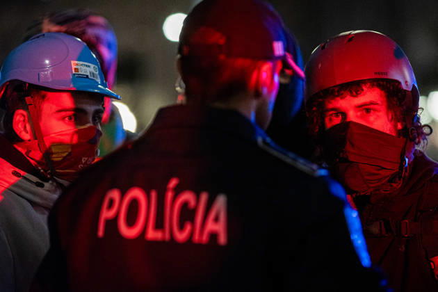 October 20, 2026, Porto, Portugal: Police officers and protesters stand face-to-face during the operation to clear the housing protest camp at Praca D. Joao I. Participants formed human chains while dismantling the encampment. Porto Portugal  - ZUMAs197 20261020_aaa_s197_045 Copyright: xDiogoxBaptistax