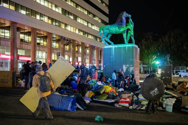 October 20, 2026, Porto, Portugal: Protesters dismantle tents and gather belongings beside the statue at Praca D. Joao I during the police operation to clear the housing protest camp. Porto Portugal - ZUMAs197 20261020_aaa_s197_043 Copyright: xDiogoxBaptistax