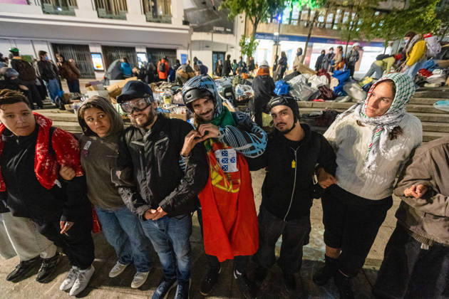 October 20, 2026, Porto, Portugal: Protesters link arms to form a human chain during the police operation to clear the housing protest camp at Praca D. Joao I. Participants remained gathered in the square while the encampment was dismantled. Porto Portugal  - ZUMAs197 20261020_aaa_s197_047 Copyright: xDiogoxBaptistax