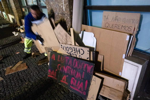 October 20, 2026, Porto, Portugal: Discarded placards seen stacked on the ground after the dismantling of the housing protest camp at Praca D. Joao. Protesters removed materials and structures as the occupation came to an end during a police operation. Porto Portugal  - ZUMAs197 20261020_aaa_s197_048 Copyright: xDiogoxBaptistax