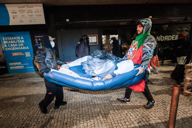 October 20, 2026, Porto, Portugal: Protesters seen carrying belongings and camp equipment away from Praca D. Joao I as the housing protest camp is dismantled during a police operation. Porto Portugal - ZUMAs197 20261020_aaa_s197_041 Copyright: xDiogoxBaptistax