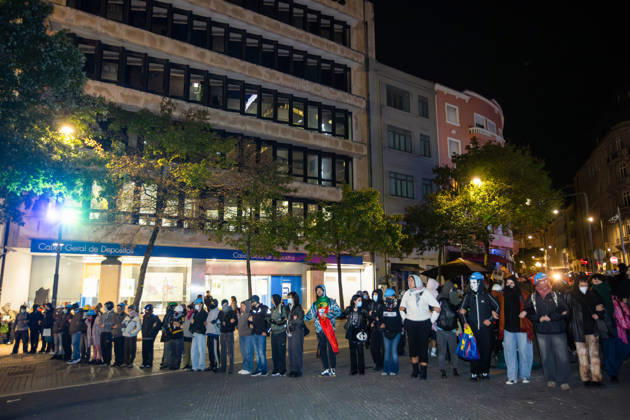 October 20, 2026, Porto, Portugal: Protesters form a human chain facing police officers during the clearance of the housing protest camp at Praca D. Joao I. The operation proceeded without major incidents or reports of violence. Porto Portugal - ZUMAs197 20261020_aaa_s197_042 Copyright: xDiogoxBaptistax
