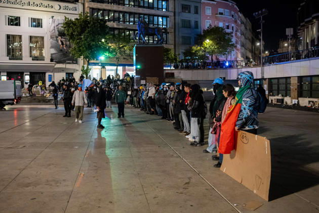 October 20, 2026, Porto, Portugal: Protesters link arms to form a human chain during the police operation to clear the housing protest camp at Praca D. Joao I. Participants remained gathered in the square while the encampment was dismantled. Porto Portugal - ZUMAs197 20261020_aaa_s197_046 Copyright: xDiogoxBaptistax