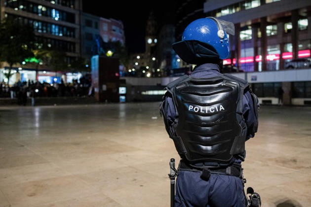 October 20, 2026, Porto, Portugal: A police officer seen during the clearance of the housing protest camp at Praca D. Joao I. Protesters dismantled the encampment following a police operation in the square. Porto Portugal - ZUMAs197 20261020_aaa_s197_049 Copyright: xDiogoxBaptistax