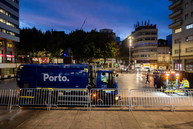 October 20, 2026, Porto, Portugal: Municipal workers install metal barriers at Praca D. Joao I following the dismantling of the housing protest camp. Cleaning and restoration operations continued after the encampment was removed. Porto Portugal  - ZUMAs197 20261020_aaa_s197_056 Copyright: xDiogoxBaptistax