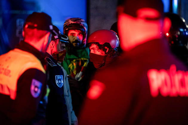 October 20, 2026, Porto, Portugal: Police officers and protesters stand face-to-face during the operation to clear the housing protest camp at Praca D. Joao I. Participants formed human chains while dismantling the encampment. Porto Portugal  - ZUMAs197 20261020_aaa_s197_057 Copyright: xDiogoxBaptistax