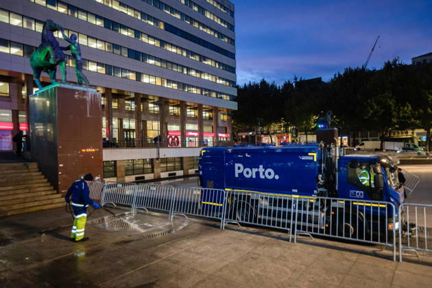 October 20, 2026, Porto, Portugal: Municipal services seen cleaning Praca D. Joao I after the removal of the housing protest camp. The square was reopened following a police operation that ended the encampment. Porto Portugal - ZUMAs197 20261020_aaa_s197_059 Copyright: xDiogoxBaptistax