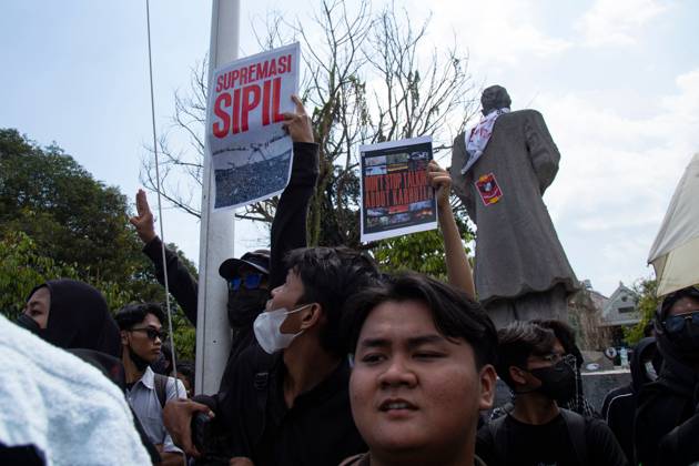 Yogyakarta students protest government YOGYAKARTA, INDONESIA - OCTOBER 20, 2026: Students gather at the Special Region of Yogyakarta (DIY) Regional People s Representative Council (DPRD) building during a protest against the central government, which has been in office for two years. Students from Muhammadiyah University of Yogyakarta (UMY) later marched to the Zero Kilometer Point in Yogyakarta to voice criticism of government policies they consider controversial and harmful to people s lives. Yogyakarta Indonesia Copyright: x xTopenxAnggaraxSaputrax xJNAxPressx