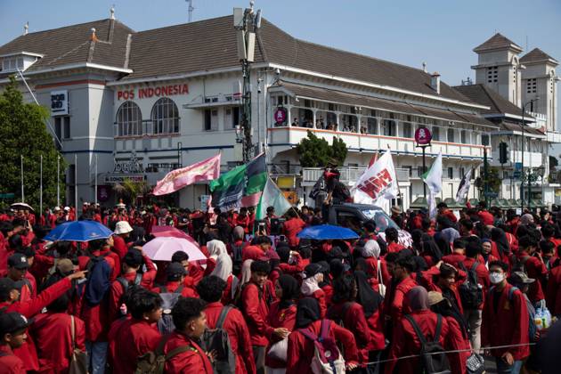 Yogyakarta students protest government YOGYAKARTA, INDONESIA - OCTOBER 20, 2026: Students gather at the Special Region of Yogyakarta (DIY) Regional People s Representative Council (DPRD) building during a protest against the central government, which has been in office for two years. Students from Muhammadiyah University of Yogyakarta (UMY) later marched to the Zero Kilometer Point in Yogyakarta to voice criticism of government policies they consider controversial and harmful to people s lives. Yogyakarta Indonesia Copyright: x xTopenxAnggaraxSaputrax xJNAxPressx