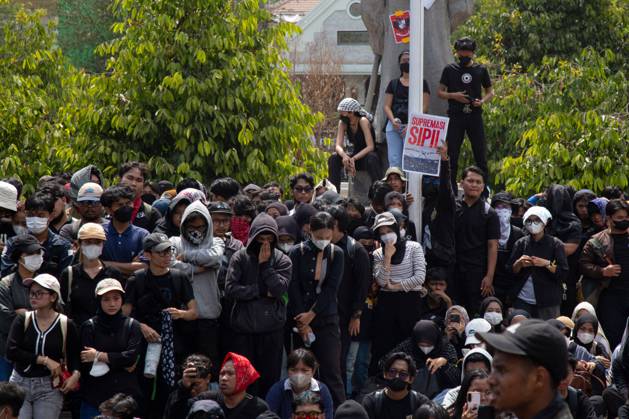 Yogyakarta students protest government YOGYAKARTA, INDONESIA - OCTOBER 20, 2026: Students gather at the Special Region of Yogyakarta (DIY) Regional People s Representative Council (DPRD) building during a protest against the central government, which has been in office for two years. Students from Muhammadiyah University of Yogyakarta (UMY) later marched to the Zero Kilometer Point in Yogyakarta to voice criticism of government policies they consider controversial and harmful to people s lives. Yogyakarta Indonesia Copyright: x xTopenxAnggaraxSaputrax xJNAxPressx