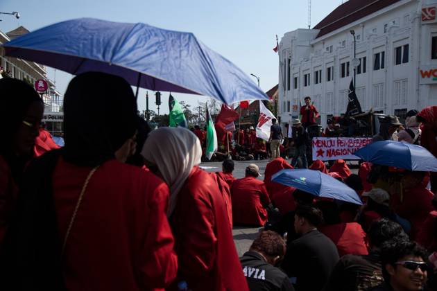 Yogyakarta students protest government YOGYAKARTA, INDONESIA - OCTOBER 20, 2026: Students gather at the Special Region of Yogyakarta (DIY) Regional People s Representative Council (DPRD) building during a protest against the central government, which has been in office for two years. Students from Muhammadiyah University of Yogyakarta (UMY) later marched to the Zero Kilometer Point in Yogyakarta to voice criticism of government policies they consider controversial and harmful to people s lives. Yogyakarta Indonesia Copyright: x xTopenxAnggaraxSaputrax xJNAxPressx