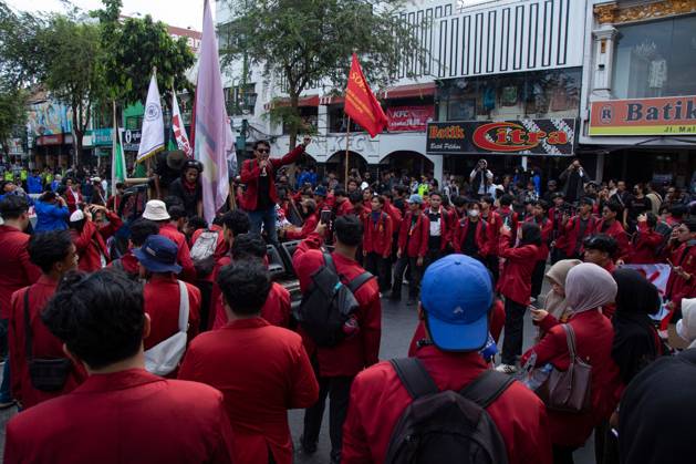 Yogyakarta students protest government YOGYAKARTA, INDONESIA - OCTOBER 20, 2026: Students gather at the Special Region of Yogyakarta (DIY) Regional People s Representative Council (DPRD) building during a protest against the central government, which has been in office for two years. Students from Muhammadiyah University of Yogyakarta (UMY) later marched to the Zero Kilometer Point in Yogyakarta to voice criticism of government policies they consider controversial and harmful to people s lives. Yogyakarta Indonesia Copyright: x xTopenxAnggaraxSaputrax xJNAxPressx