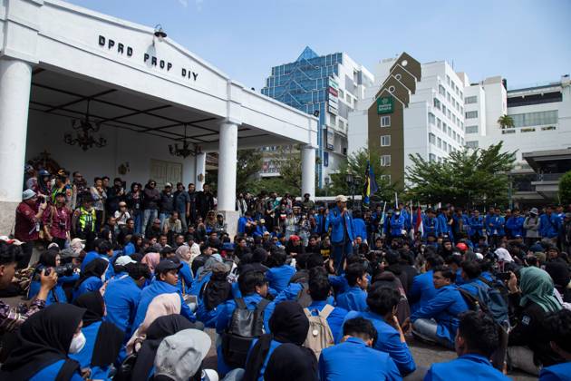 Yogyakarta students protest government YOGYAKARTA, INDONESIA - OCTOBER 20, 2026: Students gather at the Special Region of Yogyakarta (DIY) Regional People s Representative Council (DPRD) building during a protest against the central government, which has been in office for two years. Students from Muhammadiyah University of Yogyakarta (UMY) later marched to the Zero Kilometer Point in Yogyakarta to voice criticism of government policies they consider controversial and harmful to people s lives. Yogyakarta Indonesia Copyright: x xTopenxAnggaraxSaputrax xJNAxPressx