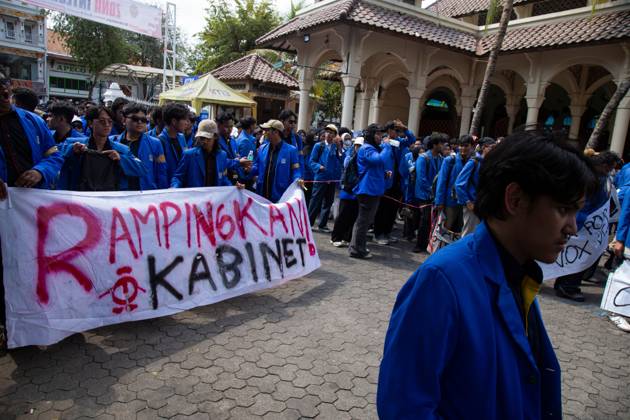Yogyakarta students protest government YOGYAKARTA, INDONESIA - OCTOBER 20, 2026: Students gather at the Special Region of Yogyakarta (DIY) Regional People s Representative Council (DPRD) building during a protest against the central government, which has been in office for two years. Students from Muhammadiyah University of Yogyakarta (UMY) later marched to the Zero Kilometer Point in Yogyakarta to voice criticism of government policies they consider controversial and harmful to people s lives. Yogyakarta Indonesia Copyright: x xTopenxAnggaraxSaputrax xJNAxPressx