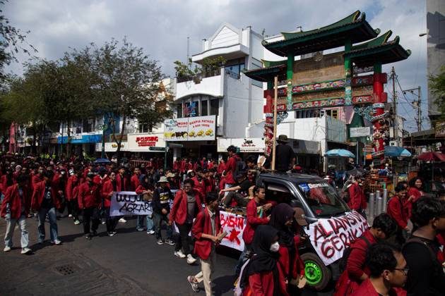 Yogyakarta students protest government YOGYAKARTA, INDONESIA - OCTOBER 20, 2026: Students gather at the Special Region of Yogyakarta (DIY) Regional People s Representative Council (DPRD) building during a protest against the central government, which has been in office for two years. Students from Muhammadiyah University of Yogyakarta (UMY) later marched to the Zero Kilometer Point in Yogyakarta to voice criticism of government policies they consider controversial and harmful to people s lives. Yogyakarta Indonesia Copyright: x xTopenxAnggaraxSaputrax xJNAxPressx