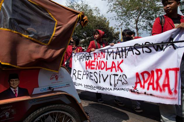 Yogyakarta students protest government YOGYAKARTA, INDONESIA - OCTOBER 20, 2026: Students gather at the Special Region of Yogyakarta (DIY) Regional People s Representative Council (DPRD) building during a protest against the central government, which has been in office for two years. Students from Muhammadiyah University of Yogyakarta (UMY) later marched to the Zero Kilometer Point in Yogyakarta to voice criticism of government policies they consider controversial and harmful to people s lives. Yogyakarta Indonesia Copyright: x xTopenxAnggaraxSaputrax xJNAxPressx