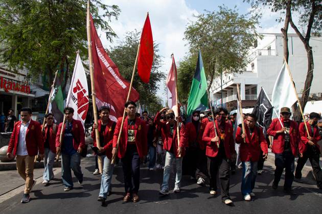 October 20, 2026, Yogyakarta, Indonesia: YOGYAKARTA, INDONESIA - OCTOBER 20, 2026: Students gather at the Special Region of Yogyakarta (DIY) Regional People s Representative Council (DPRD) building during a protest against the central government, which has been in office for two years. Students from Muhammadiyah University of Yogyakarta (UMY) later marched to the Zero Kilometer Point in Yogyakarta to voice criticism of government policies they consider controversial and harmful to people s lives. Yogyakarta Indonesia  - ZUMAq101 20261020_zna_q101_078 Copyright: xTopenxAnggaraxSaputrax