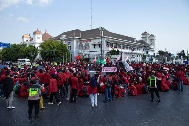 October 20, 2026, Yogyakarta, Indonesia: YOGYAKARTA, INDONESIA - OCTOBER 20, 2026: Students gather at the Special Region of Yogyakarta (DIY) Regional People s Representative Council (DPRD) building during a protest against the central government, which has been in office for two years. Students from Muhammadiyah University of Yogyakarta (UMY) later marched to the Zero Kilometer Point in Yogyakarta to voice criticism of government policies they consider controversial and harmful to people s lives. Yogyakarta Indonesia - ZUMAq101 20261020_zna_q101_080 Copyright: xTopenxAnggaraxSaputrax