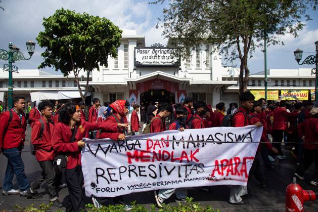 October 20, 2026, Yogyakarta, Indonesia: YOGYAKARTA, INDONESIA - OCTOBER 20, 2026: Students gather at the Special Region of Yogyakarta (DIY) Regional People s Representative Council (DPRD) building during a protest against the central government, which has been in office for two years. Students from Muhammadiyah University of Yogyakarta (UMY) later marched to the Zero Kilometer Point in Yogyakarta to voice criticism of government policies they consider controversial and harmful to people s lives. Yogyakarta Indonesia - ZUMAq101 20261020_zna_q101_082 Copyright: xTopenxAnggaraxSaputrax