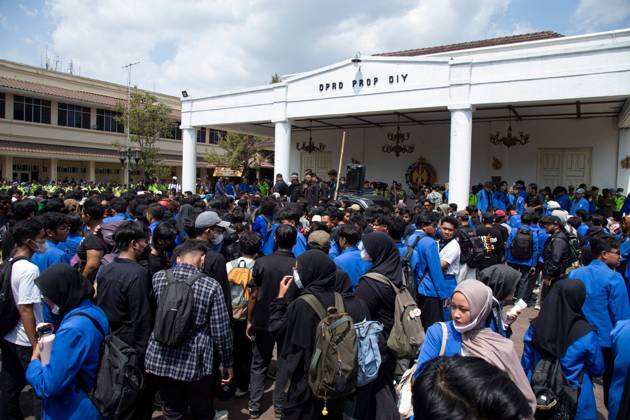 October 20, 2026, Yogyakarta, Indonesia: YOGYAKARTA, INDONESIA - OCTOBER 20, 2026: Students gather at the Special Region of Yogyakarta (DIY) Regional People s Representative Council (DPRD) building during a protest against the central government, which has been in office for two years. Students from Muhammadiyah University of Yogyakarta (UMY) later marched to the Zero Kilometer Point in Yogyakarta to voice criticism of government policies they consider controversial and harmful to people s lives. Yogyakarta Indonesia  - ZUMAq101 20261020_zna_q101_091 Copyright: xTopenxAnggaraxSaputrax