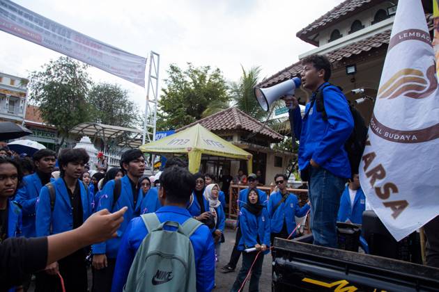October 20, 2026, Yogyakarta, Indonesia: YOGYAKARTA, INDONESIA - OCTOBER 20, 2026: Students gather at the Special Region of Yogyakarta (DIY) Regional People s Representative Council (DPRD) building during a protest against the central government, which has been in office for two years. Students from Muhammadiyah University of Yogyakarta (UMY) later marched to the Zero Kilometer Point in Yogyakarta to voice criticism of government policies they consider controversial and harmful to people s lives. Yogyakarta Indonesia  - ZUMAq101 20261020_zna_q101_093 Copyright: xTopenxAnggaraxSaputrax