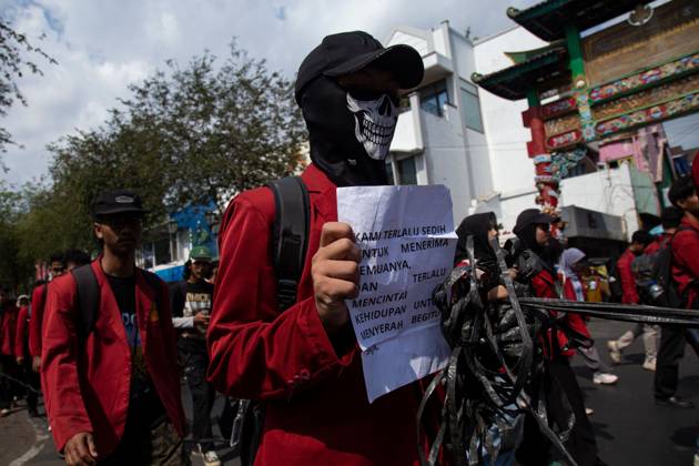October 20, 2026, Yogyakarta, Indonesia: YOGYAKARTA, INDONESIA - OCTOBER 20, 2026: Students gather at the Special Region of Yogyakarta (DIY) Regional People s Representative Council (DPRD) building during a protest against the central government, which has been in office for two years. Students from Muhammadiyah University of Yogyakarta (UMY) later marched to the Zero Kilometer Point in Yogyakarta to voice criticism of government policies they consider controversial and harmful to people s lives. Yogyakarta Indonesia - ZUMAq101 20261020_zna_q101_088 Copyright: xTopenxAnggaraxSaputrax