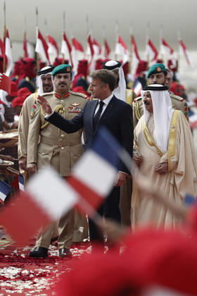 President Macron Visits Bahrain Bahrain s King Hamad bin Isa Al Khalifa welcomes French President Emmanuel Macron upon his arrival at Sakhir Air Base, in Manama, Bahrain, October 20, 2026. Photo by Benoit Tessier Pool ABACAPRESS.COM Manama Bahrain  Copyright: xTessierxBenoit Pool ABACAx