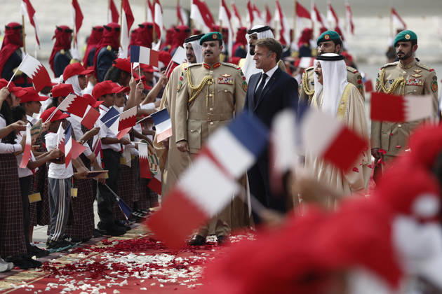 President Macron Visits Bahrain Bahrain s King Hamad bin Isa Al Khalifa welcomes French President Emmanuel Macron upon his arrival at Sakhir Air Base, in Manama, Bahrain, October 20, 2026. Photo by Benoit Tessier Pool ABACAPRESS.COM Manama Bahrain  Copyright: xTessierxBenoit Pool ABACAx