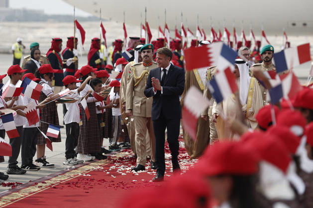 President Macron Visits Bahrain Bahrain s King Hamad bin Isa Al Khalifa welcomes French President Emmanuel Macron upon his arrival at Sakhir Air Base, in Manama, Bahrain, October 20, 2026. Photo by Benoit Tessier Pool ABACAPRESS.COM Manama Bahrain  Copyright: xTessierxBenoit Pool ABACAx
