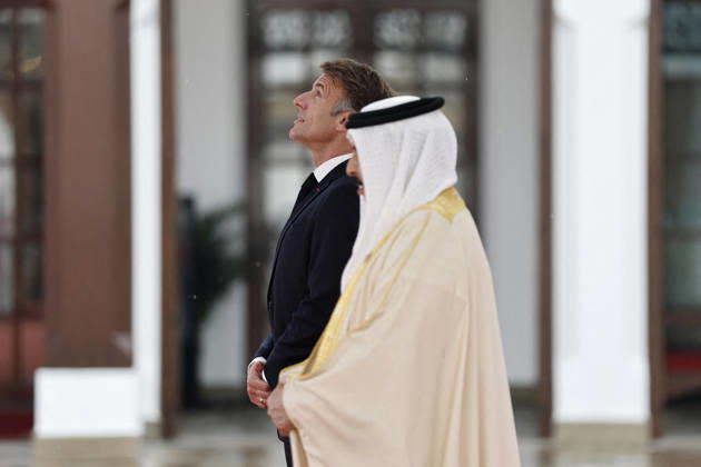 President Macron Visits Bahrain Bahrain s King Hamad bin Isa Al Khalifa welcomes French President Emmanuel Macron at Al-Sakhir Palace near Zallaq, Bahrain, October 20, 2026. Photo by Benoit Tessier Pool ABACAPRESS.COM Zallaq Bahrain  Copyright: xTessierxBenoit Pool ABACAx