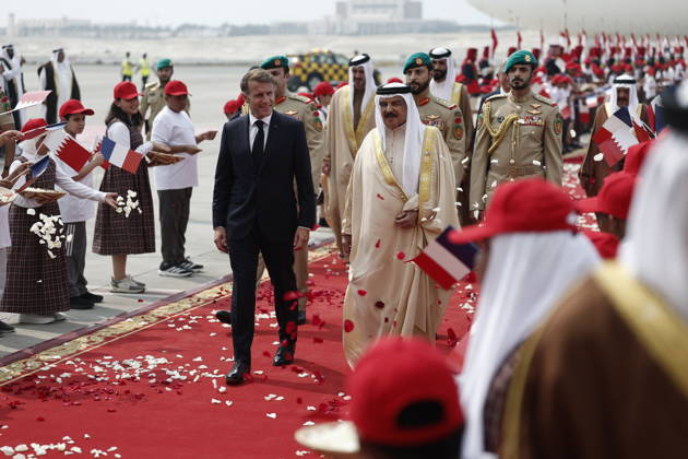 President Macron Visits Bahrain Bahrain s King Hamad bin Isa Al Khalifa welcomes French President Emmanuel Macron upon his arrival at Sakhir Air Base, in Manama, Bahrain, October 20, 2026. Photo by Benoit Tessier Pool ABACAPRESS.COM Manama Bahrain  Copyright: xTessierxBenoit Pool ABACAx