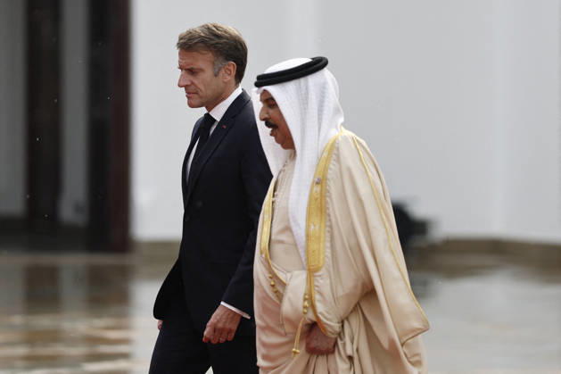 President Macron Visits Bahrain Bahrain s King Hamad bin Isa Al Khalifa welcomes French President Emmanuel Macron at Al-Sakhir Palace near Zallaq, Bahrain, October 20, 2026. Photo by Benoit Tessier Pool ABACAPRESS.COM Zallaq Bahrain  Copyright: xTessierxBenoit Pool ABACAx