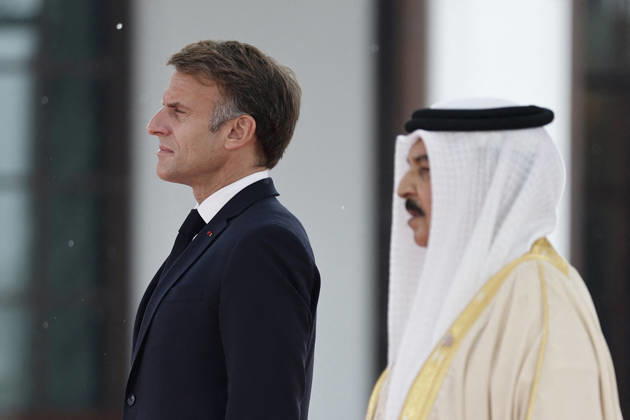 President Macron Visits Bahrain Bahrain s King Hamad bin Isa Al Khalifa welcomes French President Emmanuel Macron at Al-Sakhir Palace near Zallaq, Bahrain, October 20, 2026. Photo by Benoit Tessier Pool ABACAPRESS.COM Zallaq Bahrain  Copyright: xTessierxBenoit Pool ABACAx