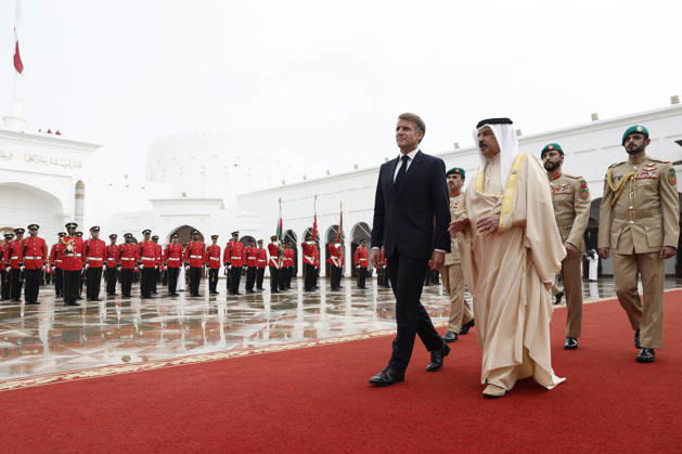 President Macron Visits Bahrain Bahrain s King Hamad bin Isa Al Khalifa welcomes French President Emmanuel Macron at Al-Sakhir Palace near Zallaq, Bahrain, October 20, 2026. Photo by Benoit Tessier Pool ABACAPRESS.COM Zallaq Bahrain  Copyright: xTessierxBenoit Pool ABACAx