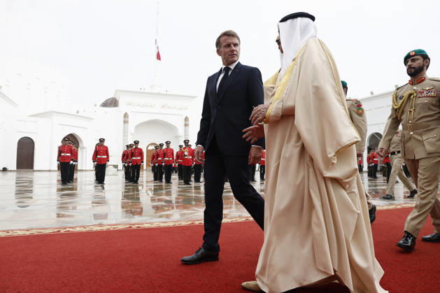 President Macron Visits Bahrain Bahrain s King Hamad bin Isa Al Khalifa welcomes French President Emmanuel Macron at Al-Sakhir Palace near Zallaq, Bahrain, October 20, 2026. Photo by Benoit Tessier Pool ABACAPRESS.COM Zallaq Bahrain  Copyright: xTessierxBenoit Pool ABACAx