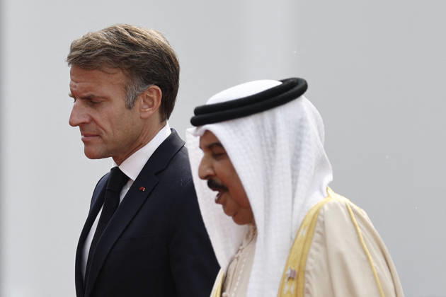 President Macron Visits Bahrain Bahrain s King Hamad bin Isa Al Khalifa welcomes French President Emmanuel Macron at Al-Sakhir Palace near Zallaq, Bahrain, October 20, 2026. Photo by Benoit Tessier Pool ABACAPRESS.COM Zallaq Bahrain  Copyright: xTessierxBenoit Pool ABACAx