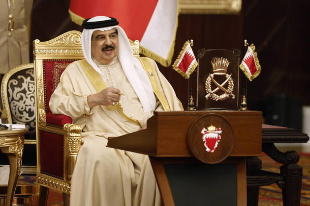 President Macron Visits the Middle East - Bahrain Bahrain s King Hamad bin Isa Al Khalifa attends an agreement signing ceremony with and French President Emmanuel Macron (not seen) at Al-Sakhir Palace near Zallaq, Bahrain, October 20, 2026. Photo by Benoit Tessier Pool ABACAPRESS.COM Zallaq Bahrain  Copyright: xTessierxBenoit Pool ABACAx