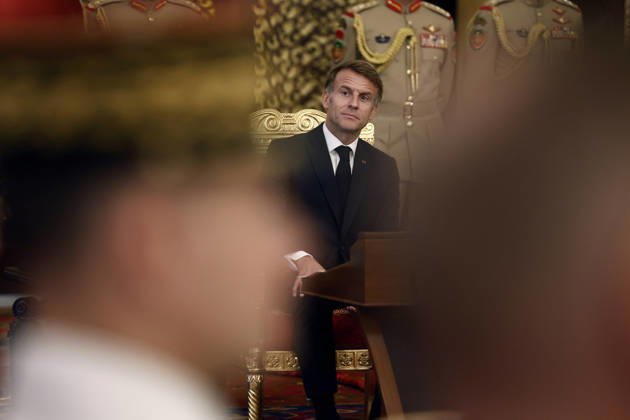 President Macron Visits the Middle East - Bahrain French President Emmanuel Macron attends an agreement signing ceremony with Bahrain s King Hamad bin Isa Al Khalifa (not seen) at Al-Sakhir Palace near Zallaq, Bahrain, October 20, 2026. Photo by Benoit Tessier Pool ABACAPRESS.COM Zallaq Bahrain  Copyright: xTessierxBenoit Pool ABACAx