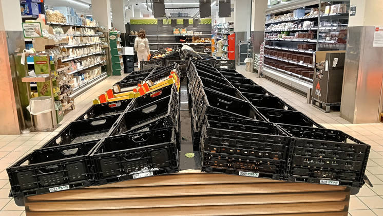 IPP Photo: Albano Angilletta, Locri, Reggio Calabria, October 20, 2026. The photo shows empty shelves in supermarkets due to roadblocks set up by truck drivers. Shortages of certain food items, particularly fruits and vegetables. Italy Photo Press World Copyright