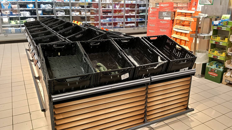IPP Photo: Albano Angilletta, Locri, Reggio Calabria, October 20, 2026. The photo shows empty shelves in supermarkets due to roadblocks set up by truck drivers. Shortages of certain food items, particularly fruits and vegetables. Italy Photo Press World Copyright