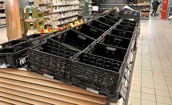IPP Photo: Albano Angilletta, Locri, Reggio Calabria, October 20, 2026. The photo shows empty shelves in supermarkets due to roadblocks set up by truck drivers. Shortages of certain food items, particularly fruits and vegetables. Italy Photo Press World Copyright