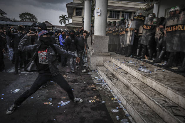 October 20, 2026, Yogyakarta, Special Region Of Yogyakarta, Indonesia: Special Region of Yogyakarta, October 20, 2026. A crowd comprising members of a community and student alliance staged a protest in front of the Special Region of Yogyakarta Regional People™s Representative Council (DPRD) building. During the protest, the demonstrators made several demands, including that forest and land fires and floods be declared national disasters; that strict action be taken against the corporations involved; and that the cost of education and healthcare be reduced and access to these services be made more equitable. Yogyakarta Indonesia - ZUMAf198 20261020_zip_f198_002 Copyright: xMuhammadxFebriansyahx