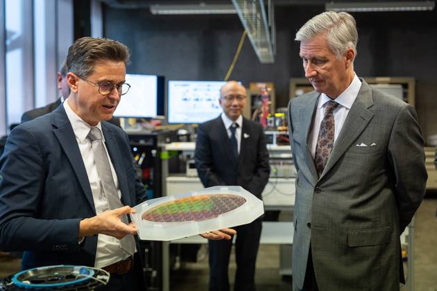 UGent professor Johan Bauwelinck and King Philippe - Filip of Belgium pictured during a visit to IGent, a research building at the UGent University where scientists and companies collaborate to develop innovative technologies, on Tuesday 20 October 2026, in Gent.  JAMESxARTHURxGEKIERE 190398549